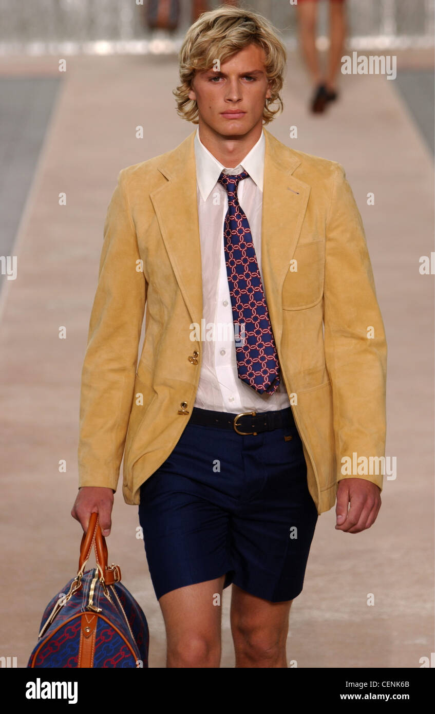Louis Vuitton Paris moda masculina S S modelo masculino vistiendo chaqueta  de cuero de gamuza de mostaza, camisa blanca y corbata estampados shorts,  negro Fotografía de stock - Alamy