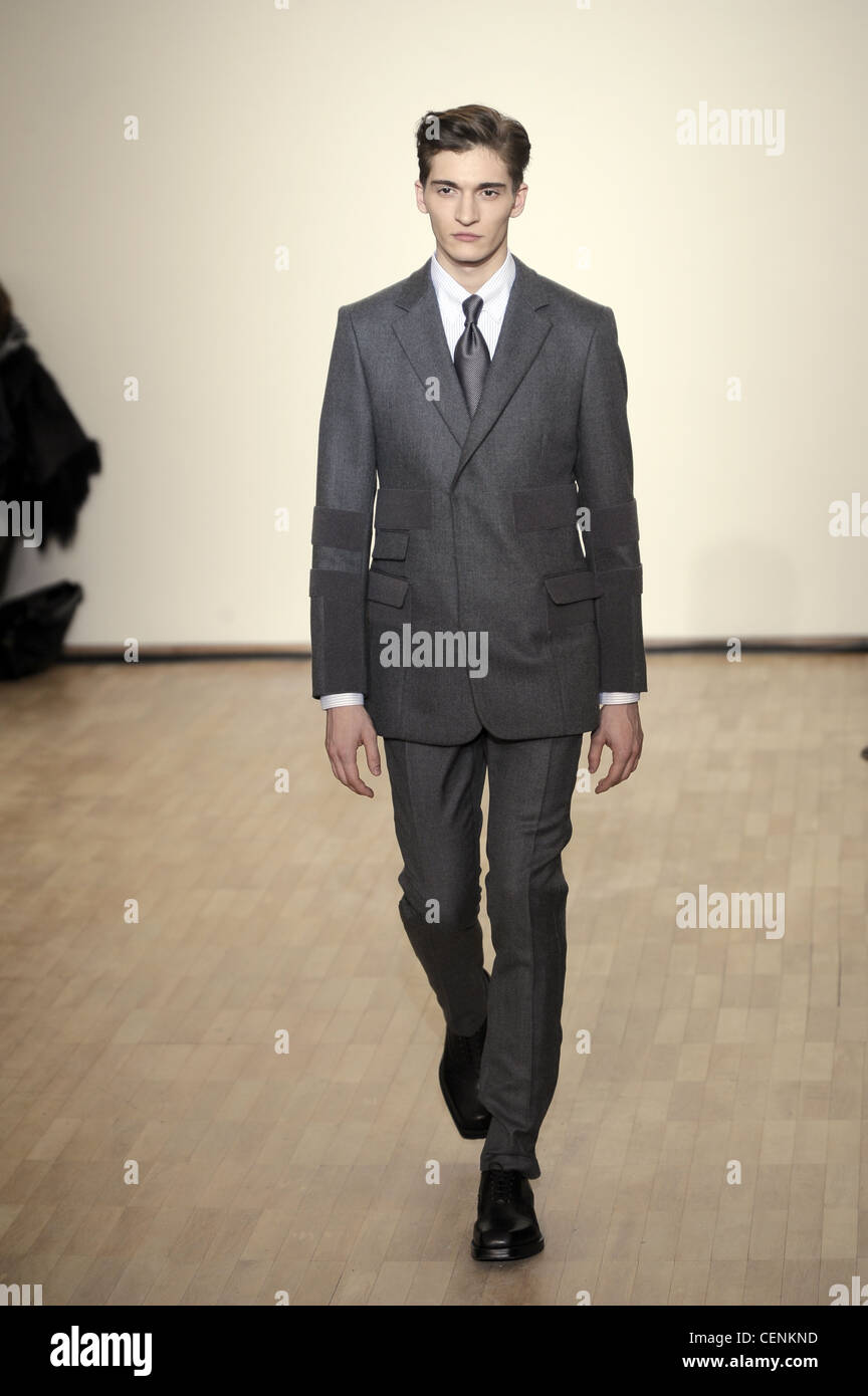 Elegante Traje De Pantalón Gris Fotos e Imágenes de stock - Alamy
