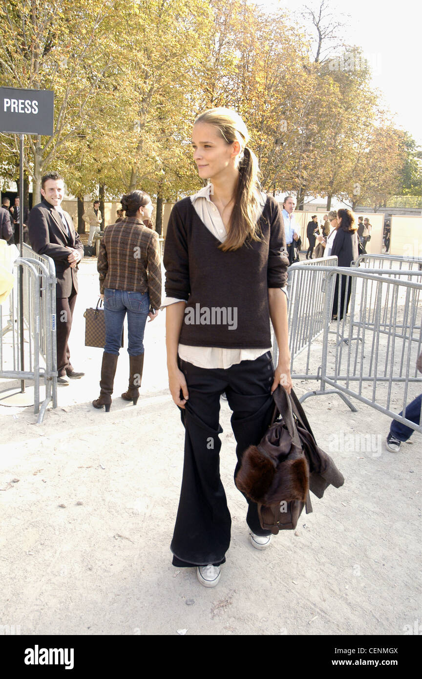La modelo estonia Carmen Kass vistiendo pantalones pata ancha negra, suelta  el botón abajo camisa blanca debajo de un puente de cuello V las mangas  Fotografía de stock - Alamy
