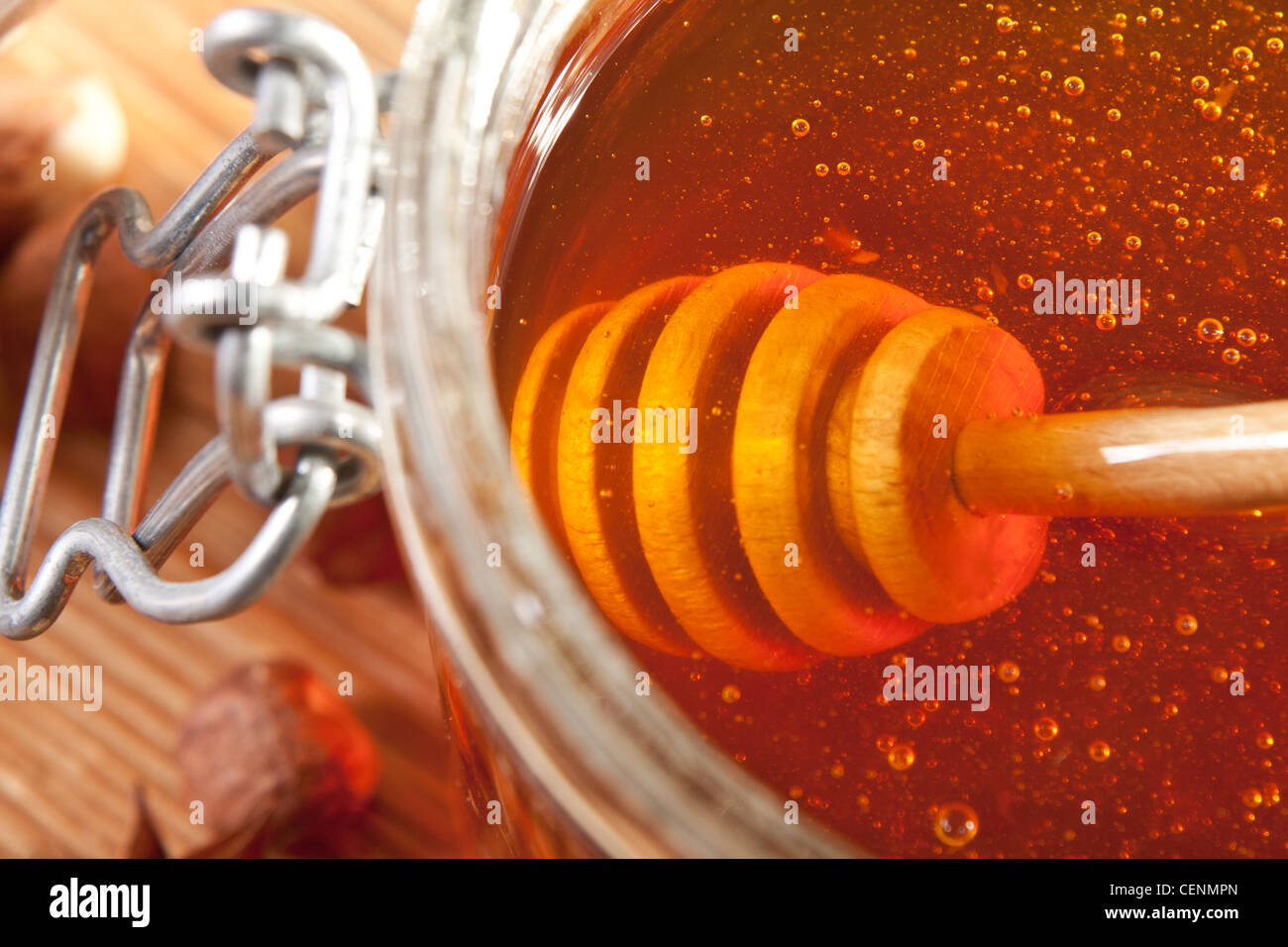 Close-up de penetrador en un tarro de miel Foto de stock