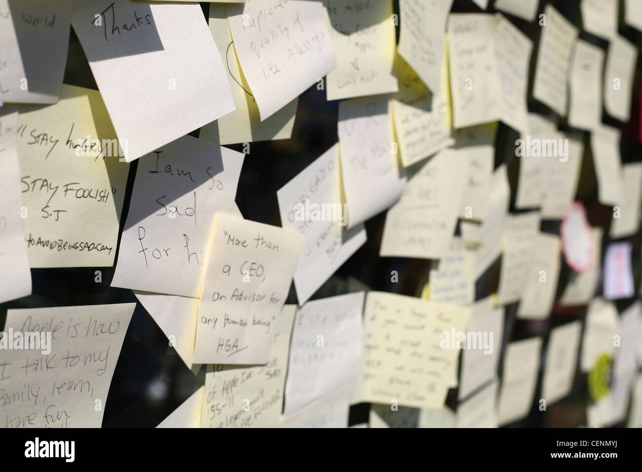 Notas Post-it con mensajes en la ventana de la Apple Store de la Calle 14 sobre la muerte de Steve Jobs Foto de stock