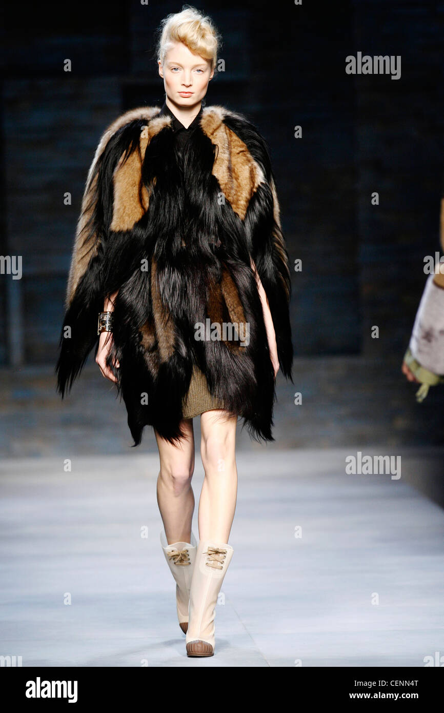 Fendi Milan listo para llevar el Otoño Invierno abrigo de piel marrón y negro y botines beige Fotografía de stock - Alamy Fendi Milan listo para llevar el Otoño Invierno abrigo de piel marrón y negro y botines beige Fotografía de stock - Alamy