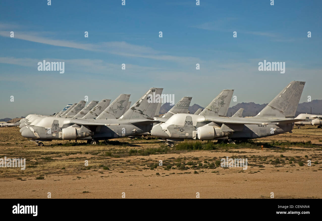 Los aviones militares de almacenamiento y depósito de chatarra Foto de stock