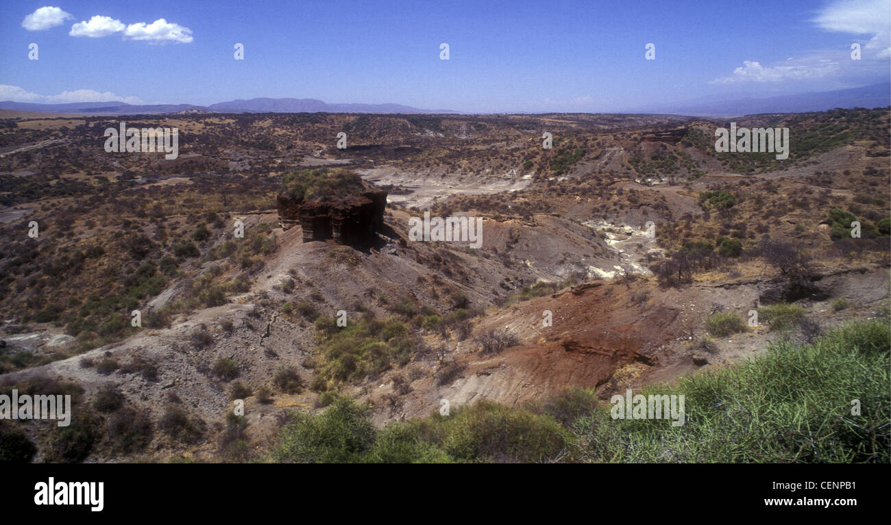 El Ol Duvai Gorge sitio fósil, en el norte de Tanzania, África oriental visto desde el visitante viendo refugios o bandas Foto de stock