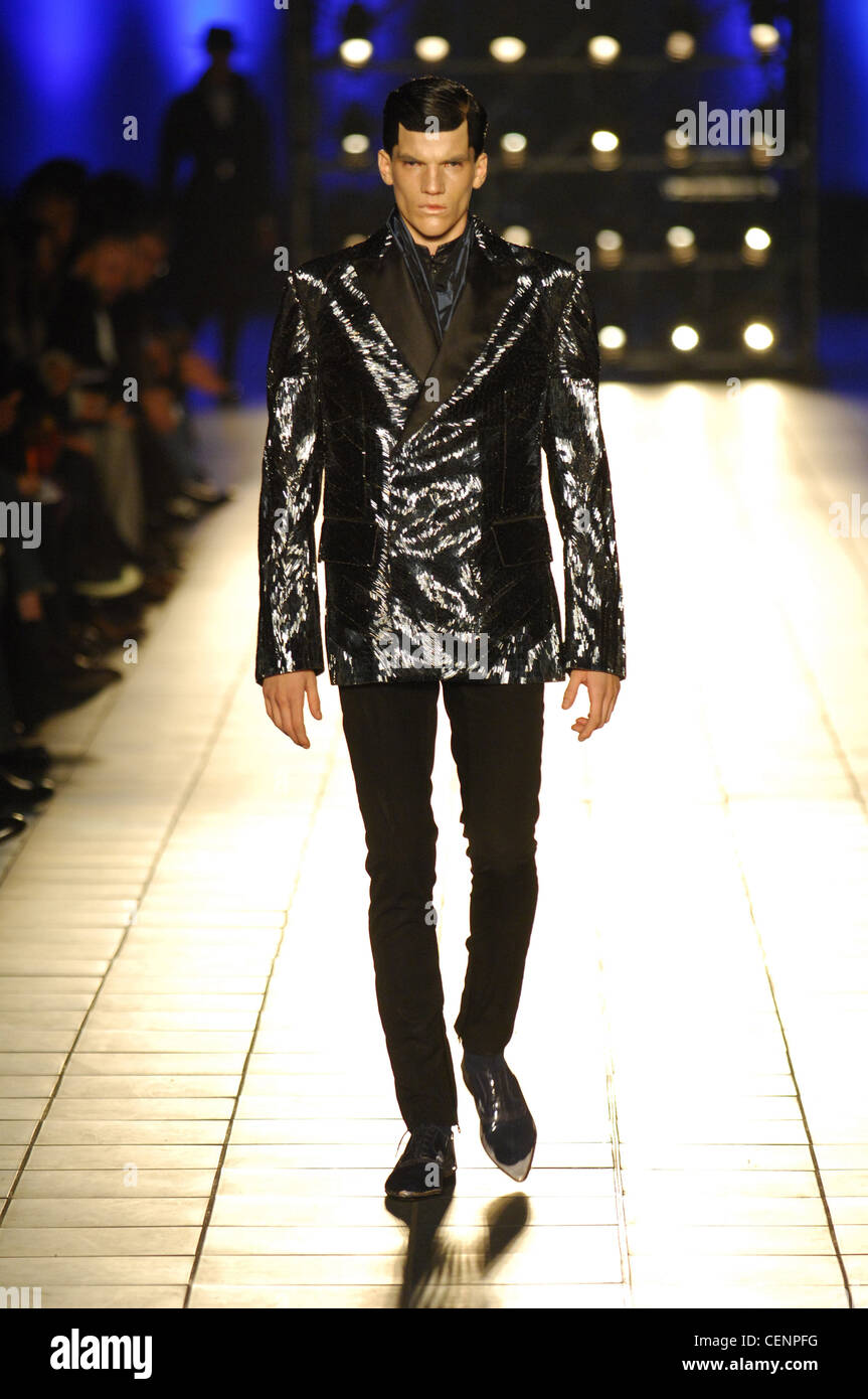 Alexander McQueen Milán listo para ponerse ropa de hombre Otoño Invierno Robotic buscar: Modelo cabello alisado, luciendo pierna Slim negro Fotografía de stock - Alamy