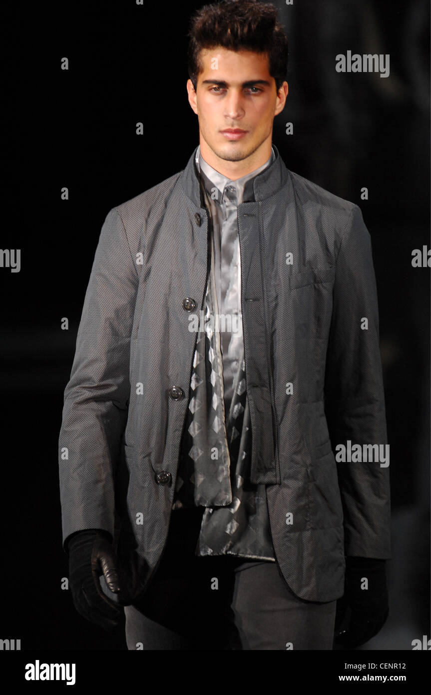 Giorgio Armani Milán listo para ponerse ropa de hombre Otoño Invierno tonos  grises: modelo masculino vistiendo chaqueta gris collar mandarina más  Fotografía de stock - Alamy