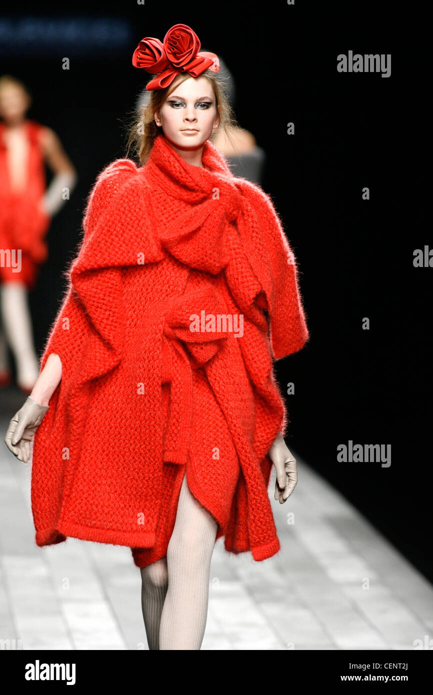Modelo vistiendo chunky knit vestido rojo, arco grande sujetadores,  subieron ramillete en el cabello, guantes de cuero Fotografía de stock -  Alamy
