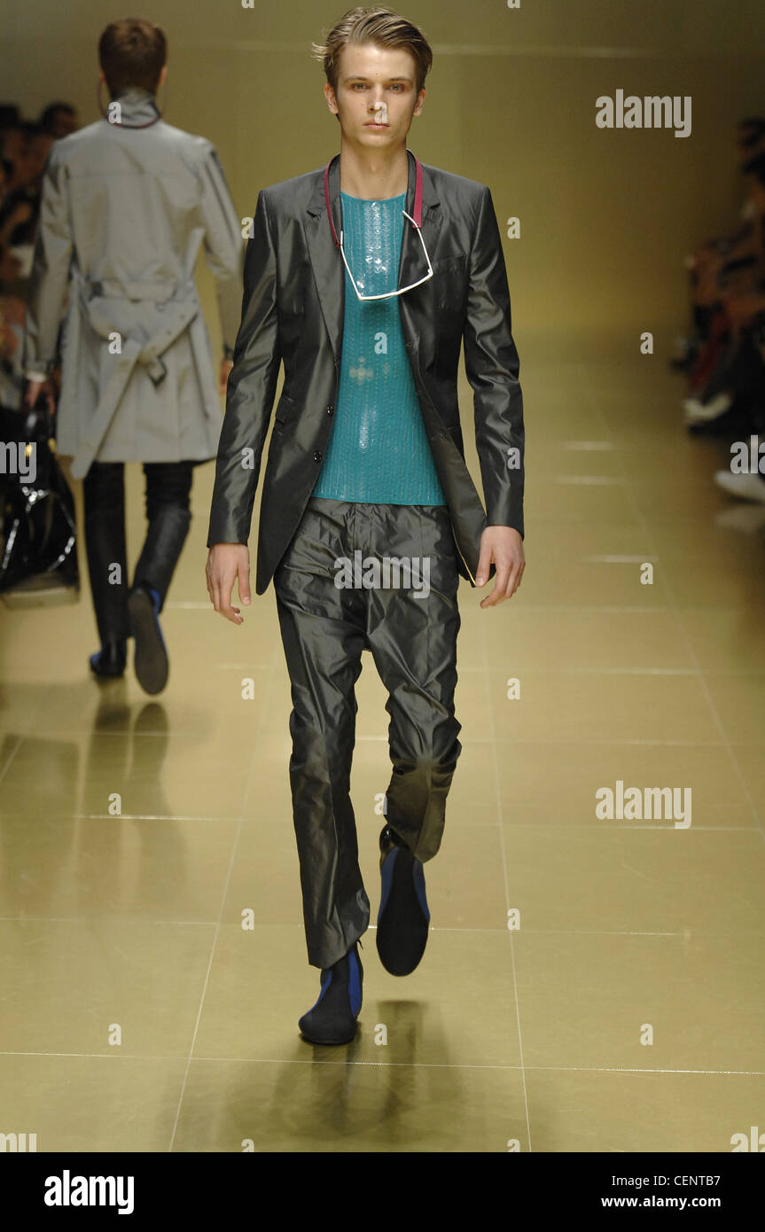 Burberry Milan listo para ponerse ropa de hombre modelo primavera verano  vestidos de traje gris brilloso sobre turquesa sequinned top gafas de sol  alrededor Fotografía de stock - Alamy