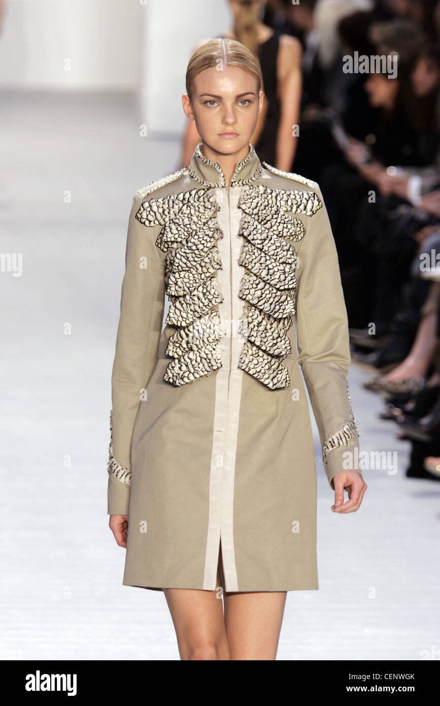 Paco Rabanne modelo femenino pelo rubio hacia atrás llevaba una chaqueta  militar de color bronceado inspirado stand up collar, y Fotografía de stock  - Alamy