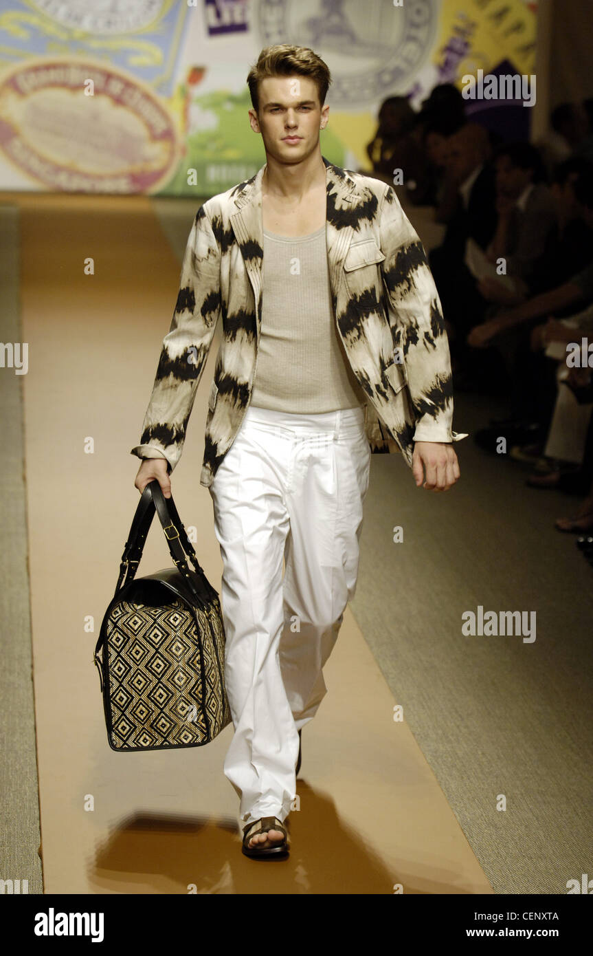 Valentino Milán listo para ponerse ropa Primavera Verano Rubia modelo  masculino caminando sobre la pasarela vistiendo una impresión en negro y  marrón Fotografía de stock - Alamy