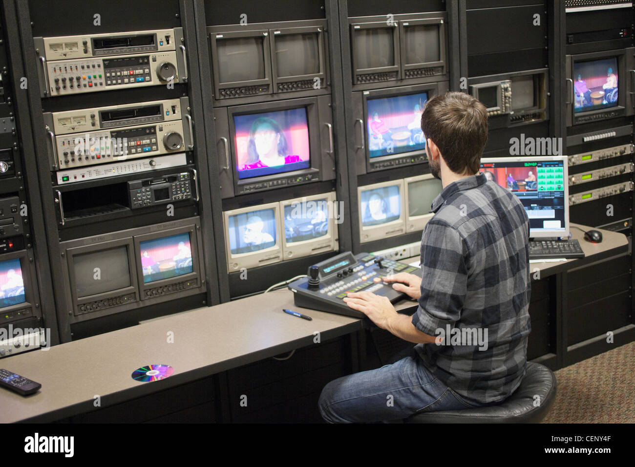 Editor de vídeo en el trabajo en una sala de control de edición de televisión en un estudio de televisión por cable Foto de stock