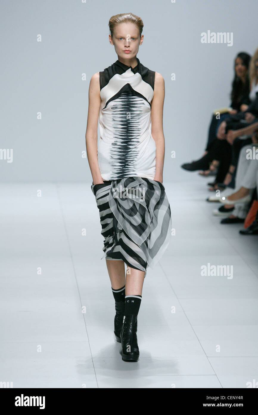 Rick Owens listo para vestir Primavera Verano de rayas diagonales y corbata  y colorante outfi impresión, con calcetines negros y botines de plataforma  Fotografía de stock - Alamy