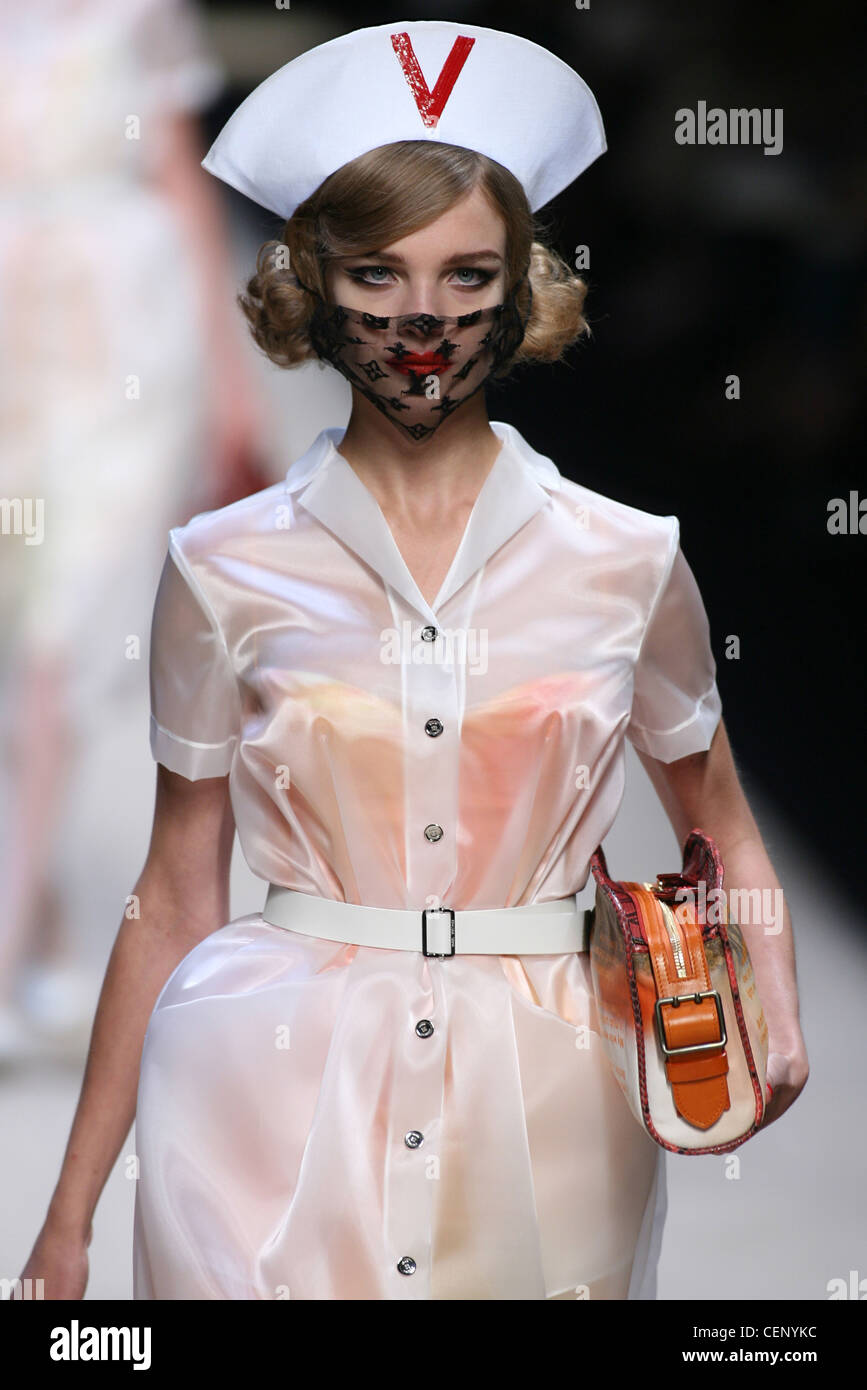 Louis Vuitton listo para vestir Primavera Verano estilo enfermera: mujeres  vestidas de blanco con cinturón de seda de organza seguro sobre la camisa  naranja Fotografía de stock - Alamy