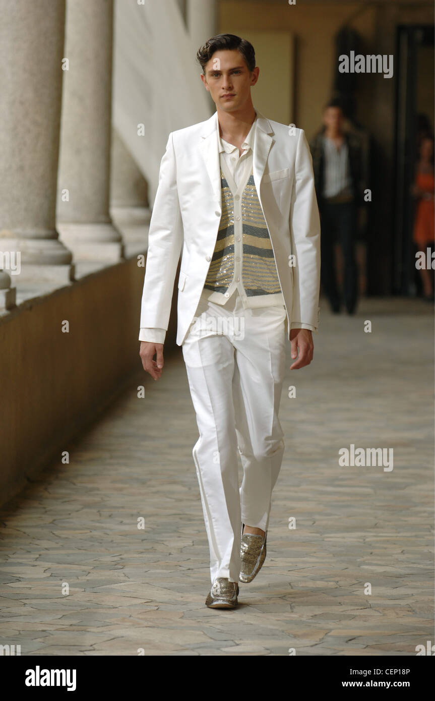 Alexander McQueen Milán listo para ponerse ropa Primavera Verano Morena  modelo masculino vistiendo un traje blanco está equipado de un verde,  blanco Fotografía de stock - Alamy