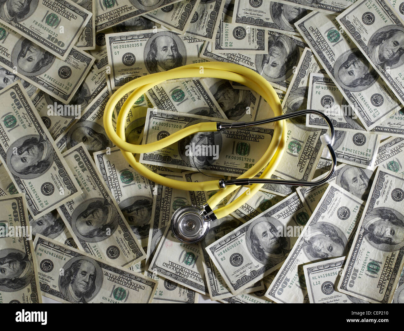 Los costes de atención médica: el estetoscopio y el montón de dinero, EE.UU. Foto de stock