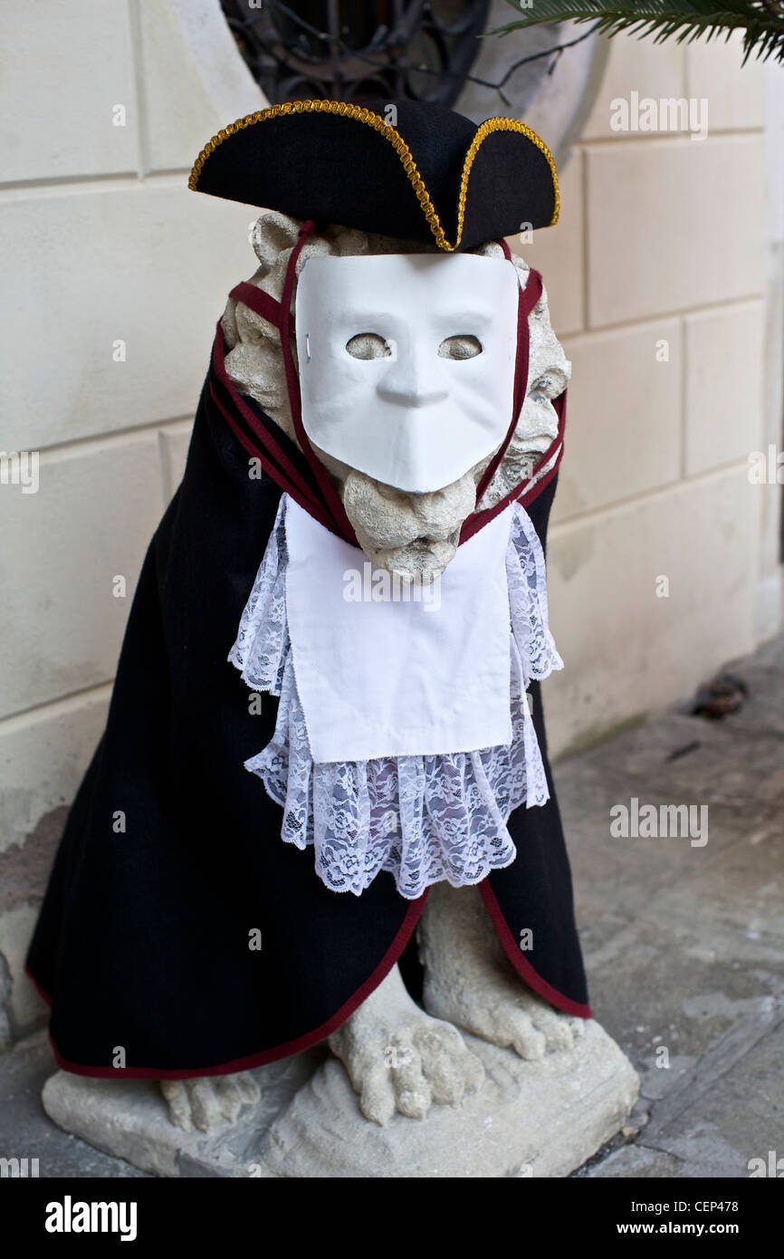 Máscara de disfraz estatua fotografías e imágenes de alta resolución - Alamy