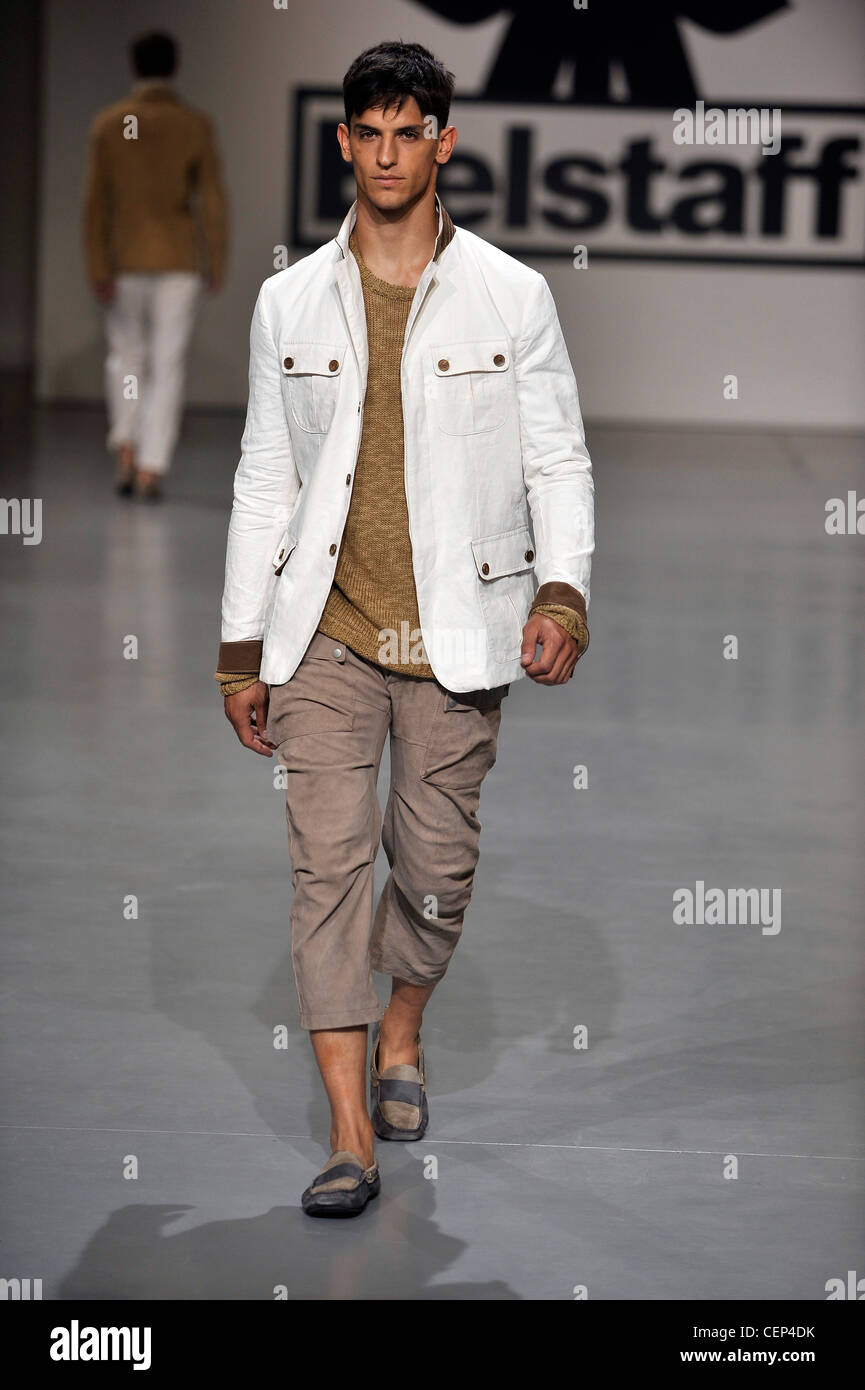 Belstaff Milán listo para vestir Primavera Verano vistiendo un modelo  recortado pantalones color caqui, marrón claro tejida de puente, una  chaqueta blanca Fotografía de stock - Alamy