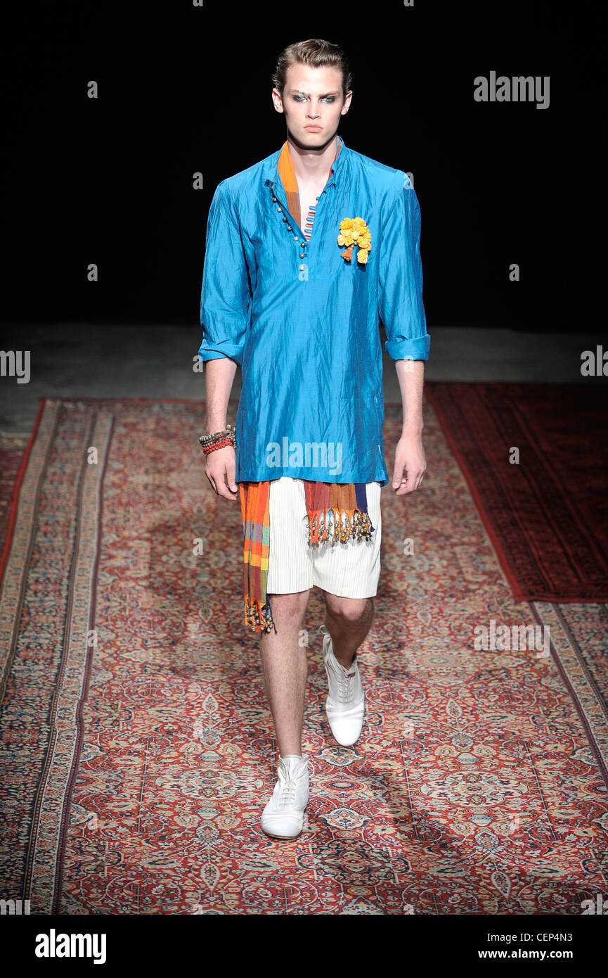 Kenzo París moda masculina Primavera Verano modelo vistiendo pantalones  cortos color crema, túnica de seda azul brillante comienzo, bufanda y  comprobar multicolor Fotografía de stock - Alamy