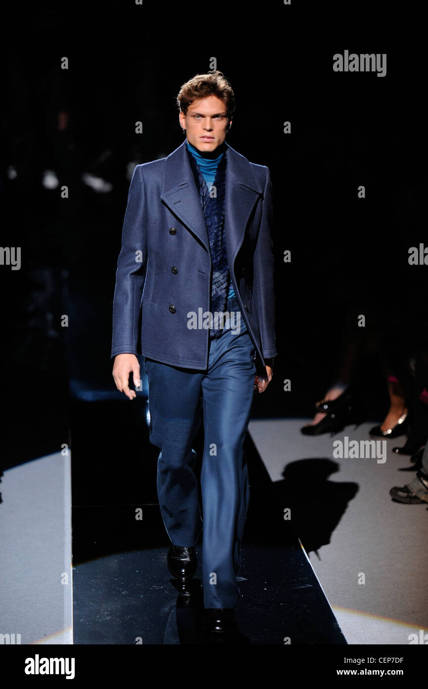Versace Milan listo para ponerse ropa de hombre Otoño Invierno azul marino  chaqueta y pantalones azules con bufanda de impresión Fotografía de stock -  Alamy