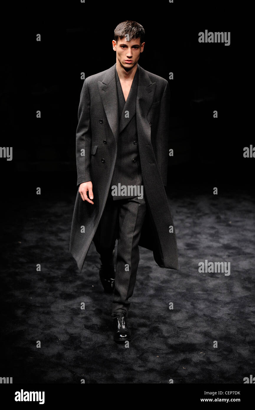 Prada Milan listo para ponerse ropa de hombre Otoño Invierno traje gris de  tres piezas con levita larga capa y doble botonadura chaqueta Fotografía de  stock - Alamy