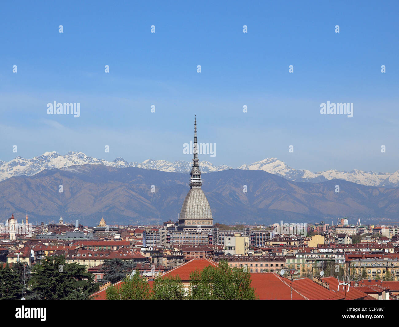 Ciudad de Turín (Torino) skyline panorama visto desde la colina Foto de stock