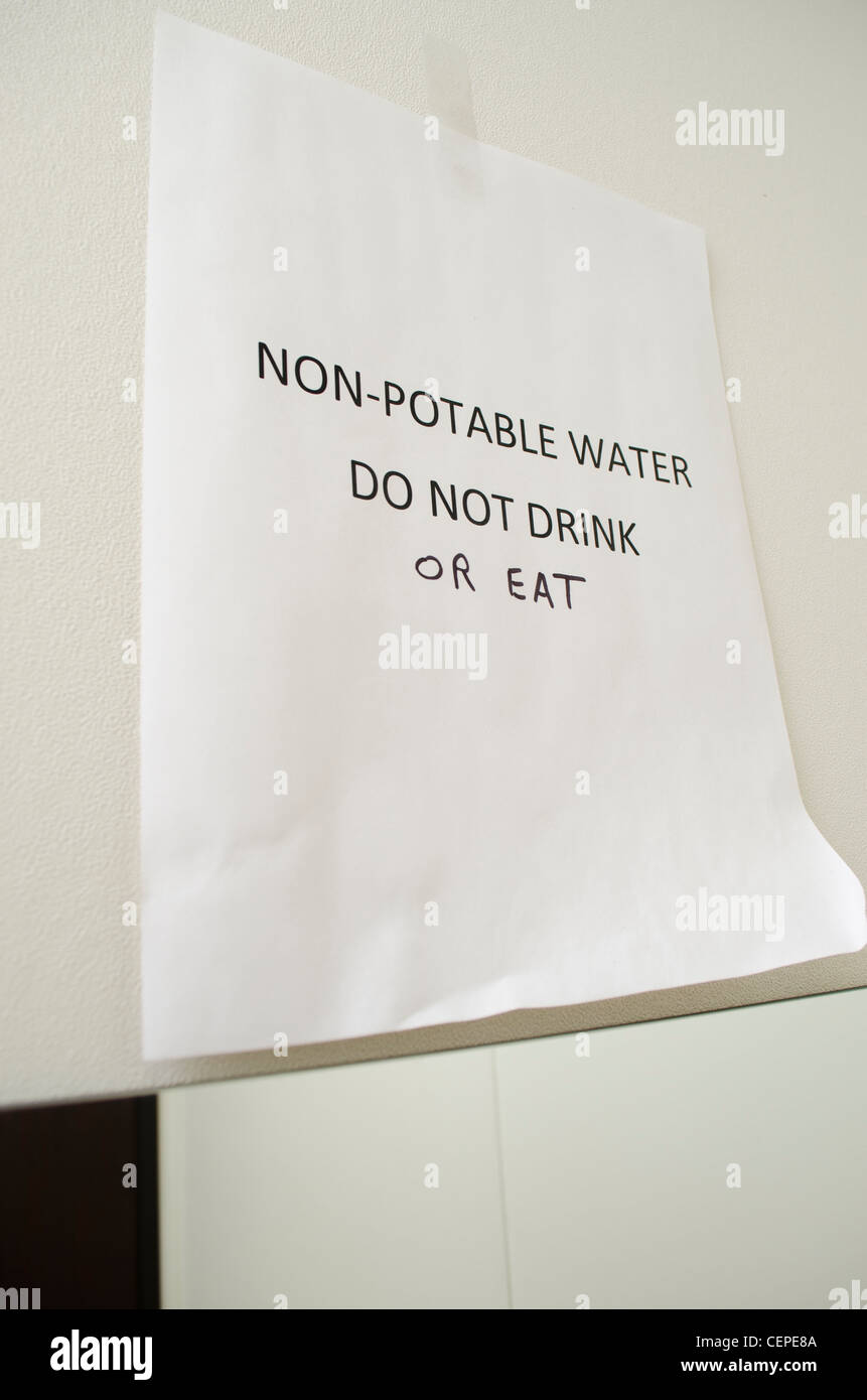 El agua no potable no beba ni coma signo Foto de stock