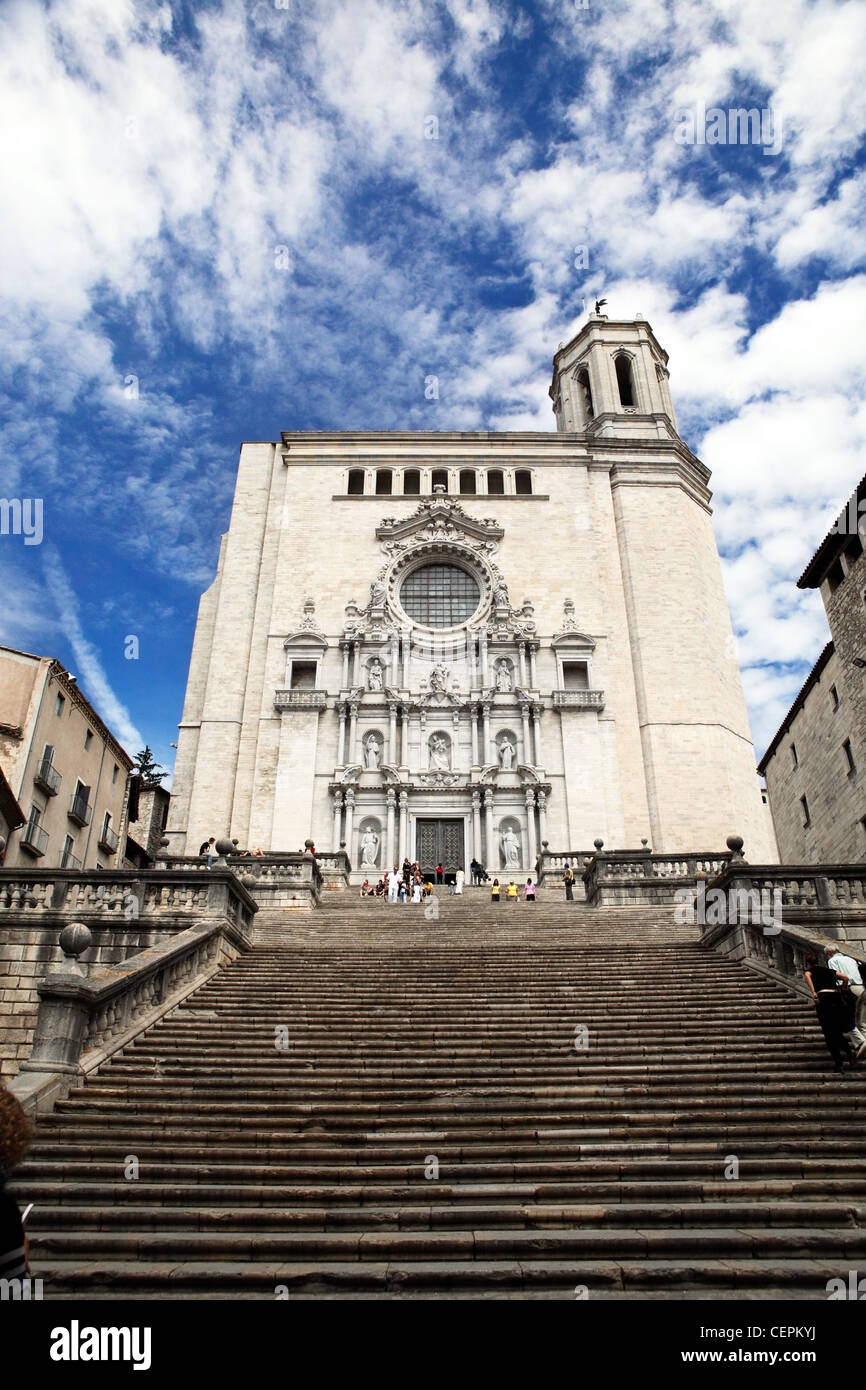 La Catedral de Girona, con sus majestuosas escaleras Fotografía de stock -  Alamy