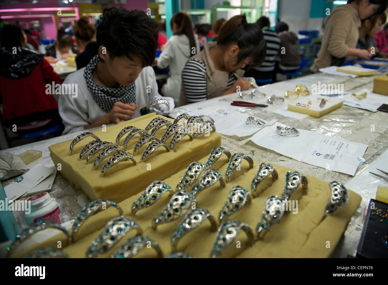 China fashion jewelry factory fotografías e imágenes de alta resolución -  Alamy