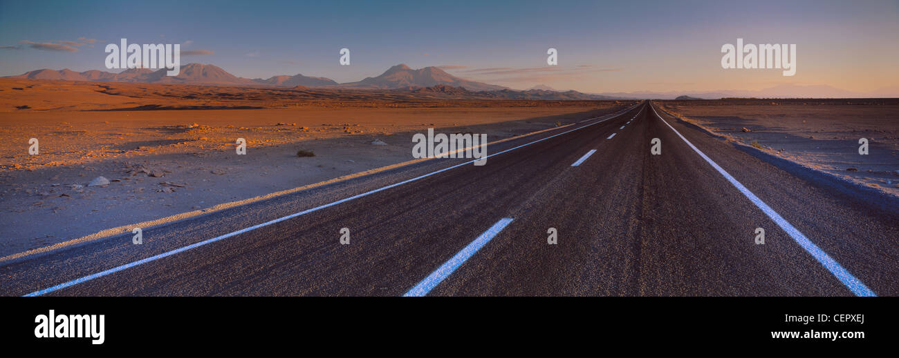 El camino a Socaire, el desierto de Atacama, norte de Chile Foto de stock