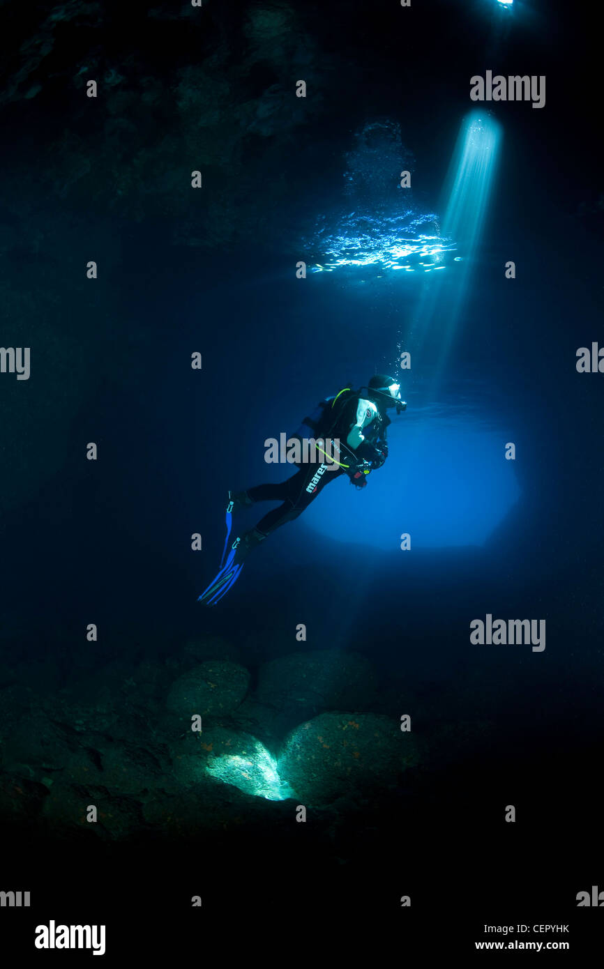 Scuba Diver silueta en la cueva Verde, la isla de Vis, Mar Adriático, Croacia Foto de stock