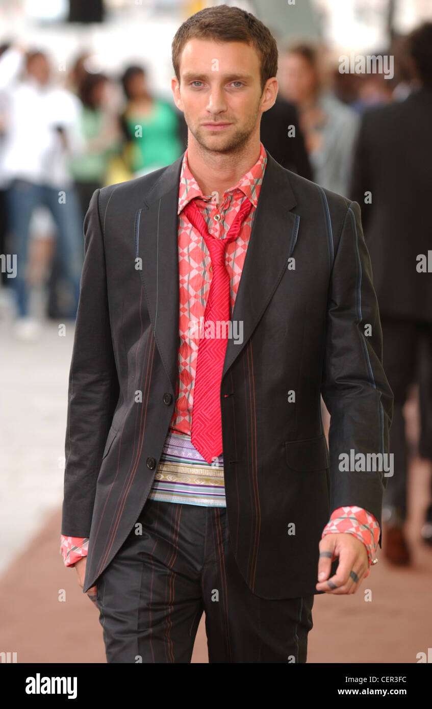 Kenzo listo para ponerse ropa de hombre modelo primavera verano corto pelo castaño llevaba chaqueta negra finas rayas azules y rojas, rosadas Fotografía de stock - Alamy