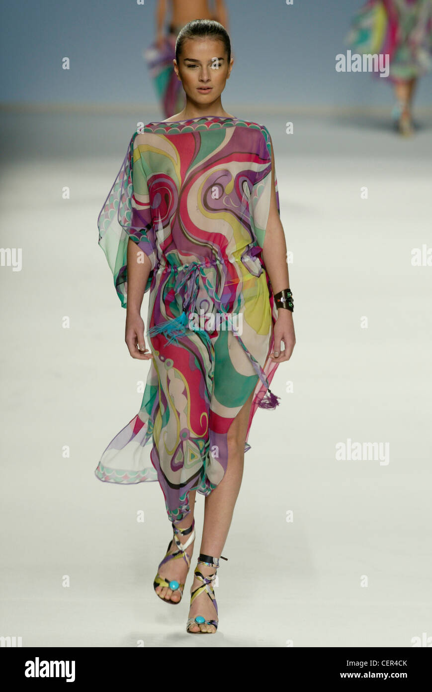 Pucci Milán Primavera Verano Mujer morena pelo largo rostro vestidos de gasa patrón swirly multicolor kaftan vestimenta Fotografía de stock - Alamy Pucci Milán Primavera Verano Mujer morena pelo largo rostro vestidos de gasa patrón swirly multicolor kaftan vestimenta Fotografía de stock - Alamy