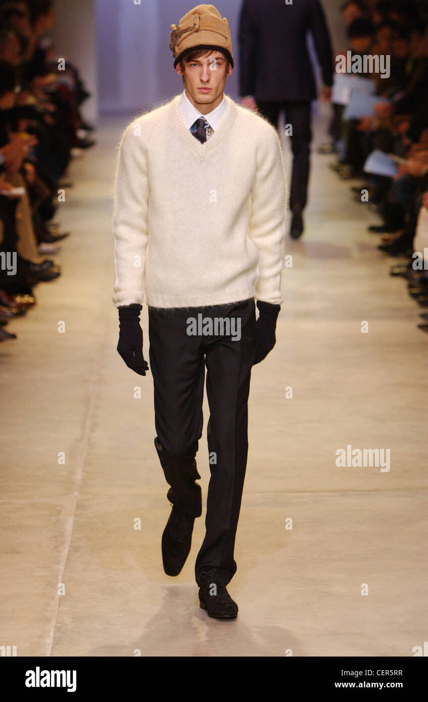 Prada Milan listo para ropa de Otoño Invierno Woolly hat y woolly jumper pantalones a Fotografía de stock Alamy