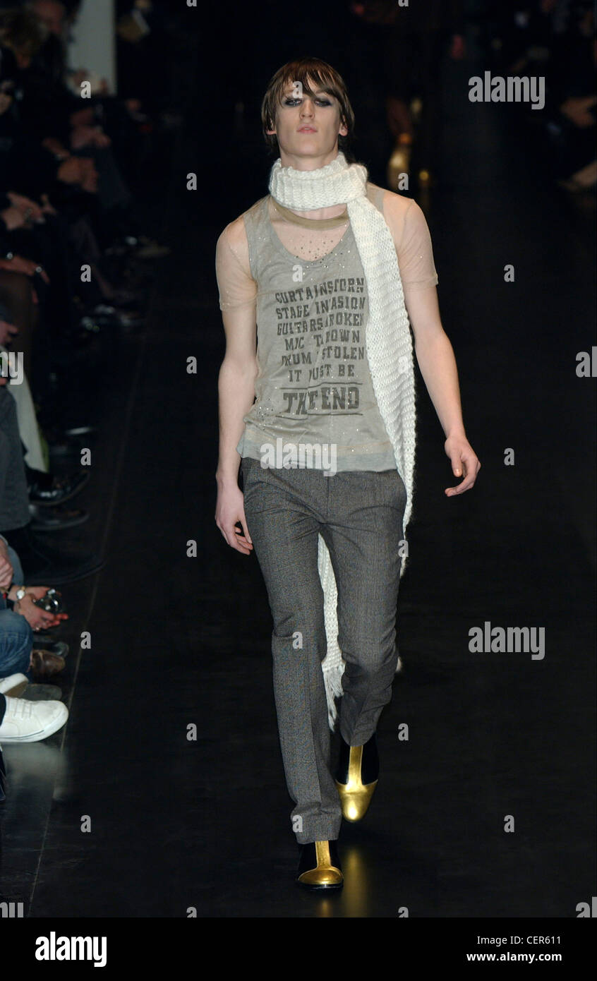 Dior París listo para ponerse ropa de hombre Otoño Invierno estrecho  pantalón, chaleco sin mangas y zapatos de oro Fotografía de stock - Alamy