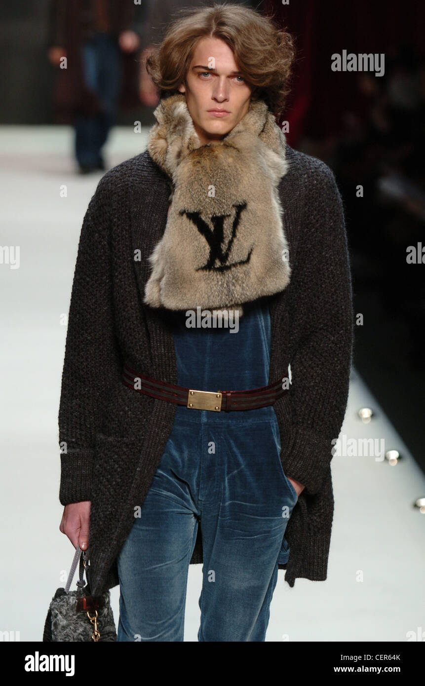 Louis Vuitton París listo para ponerse ropa de hombre Otoño Invierno Fur y  petos de envoltura Fotografía de stock - Alamy