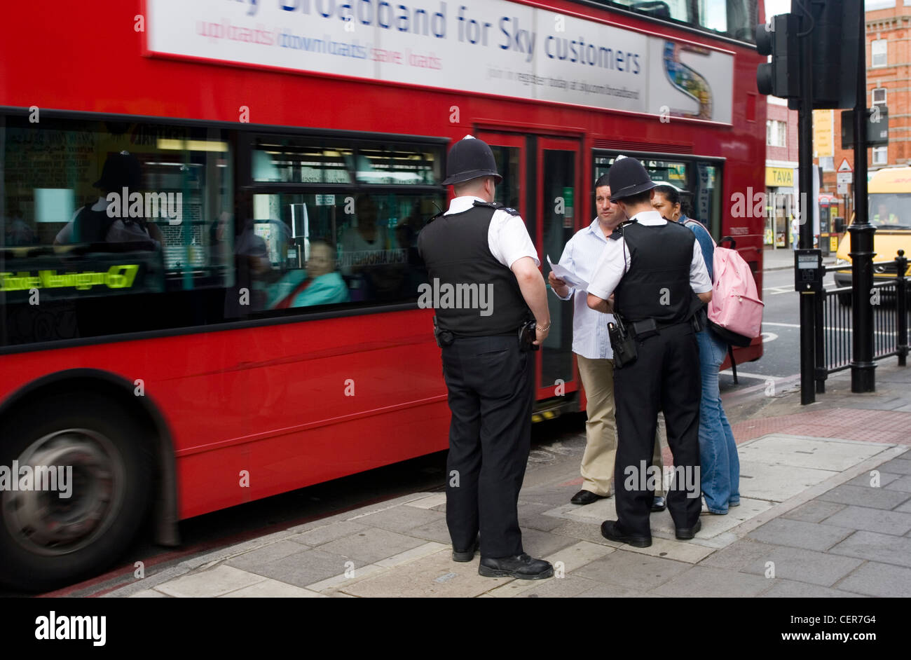 Personas hablando con la policía en Stoke Newington High Street. Con más de 31.000 funcionarios, el Servicio de Policía Metropolitana es la gran Foto de stock