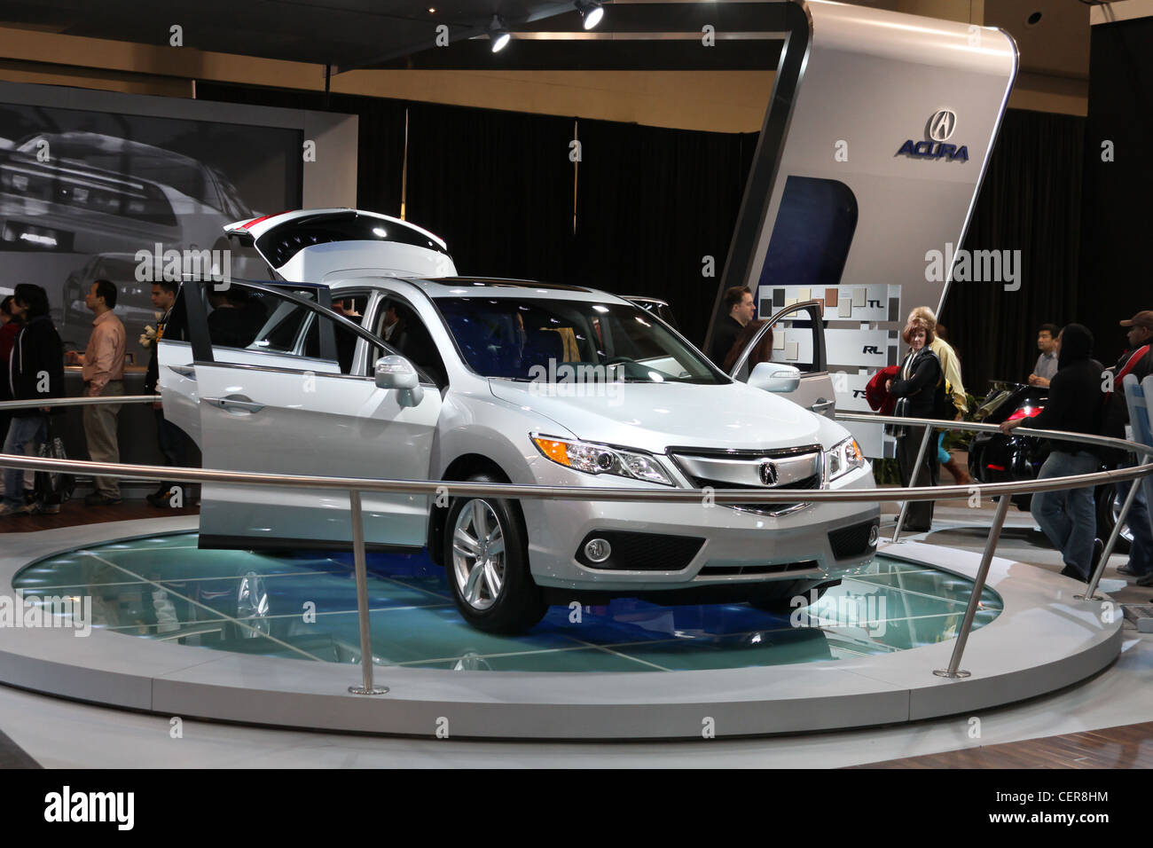 Coche con las puertas abiertas fotografías e imágenes de alta