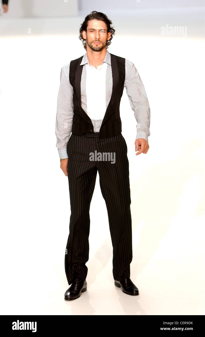 Givenchy Paris Ropa de hombre S modelo masculino vistiendo negro sin mangas de camisa gris sobre cardigan pinstriped pantalón negro Fotografía de stock - Alamy