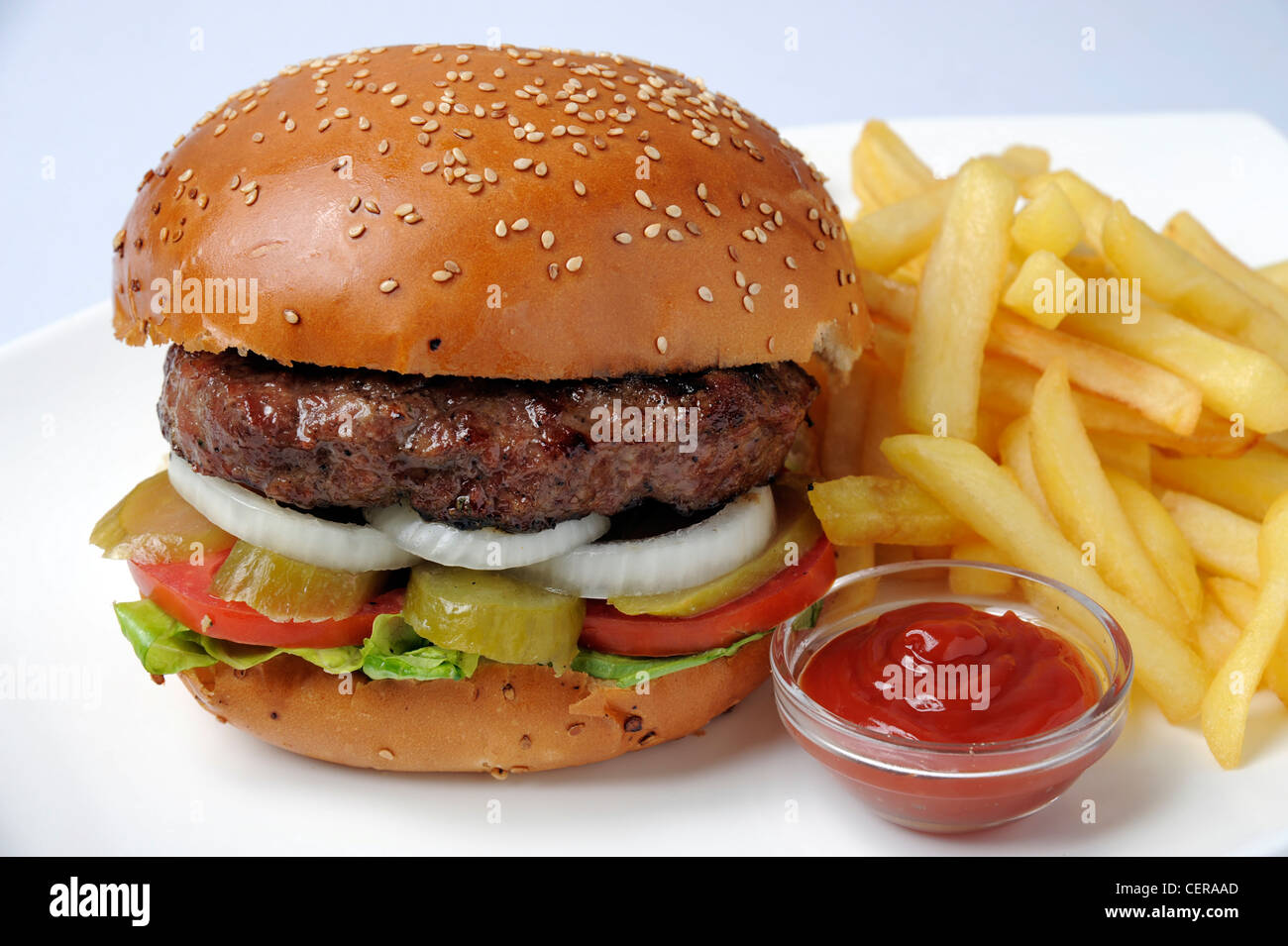 Hamburguesa con patatas fritas y ketchup. Foto de stock