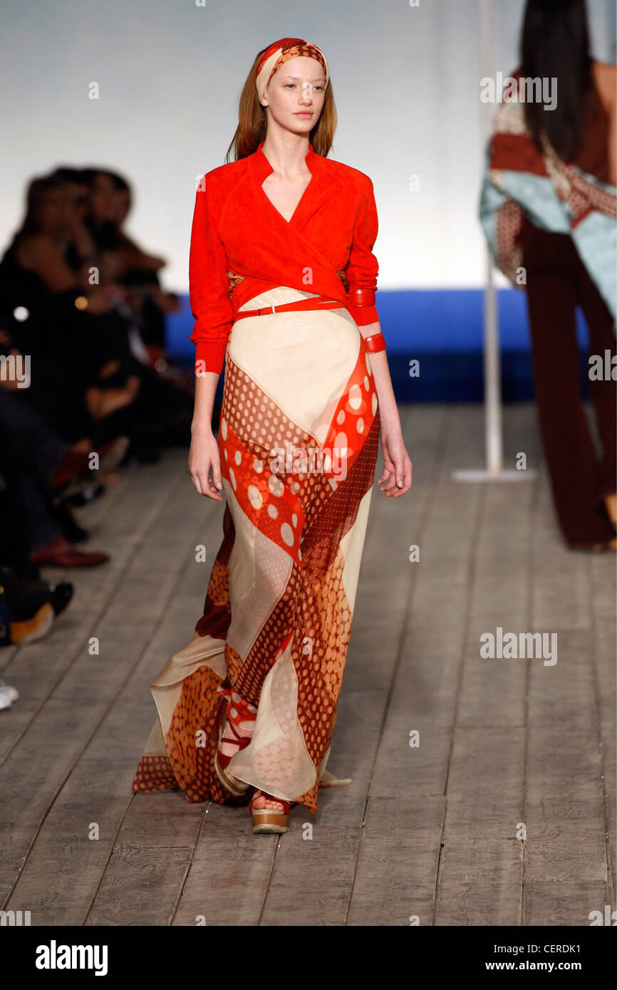 Hermes Paris listo para vestir Primavera Verano Modelo Milagros Schmoll muy  larga recta cabello rojo llevar pañuelo impreso, brillantes Fotografía de  stock - Alamy