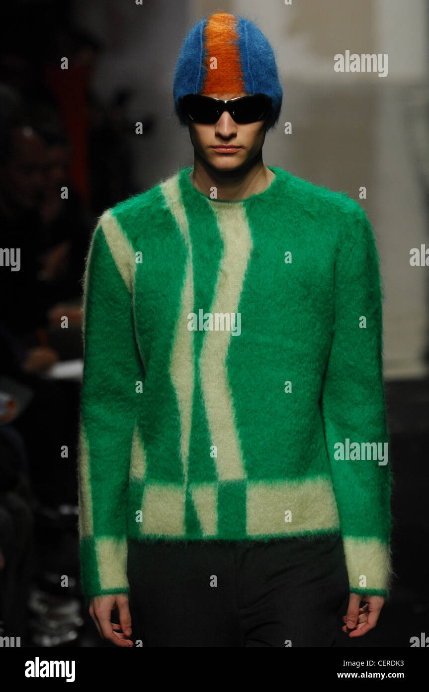 Prada Milan listo para ponerse ropa de hombre Otoño Invierno modelo  vestidos de verde y crema de angora furry diseño geométrico de puente y  Fotografía de stock - Alamy