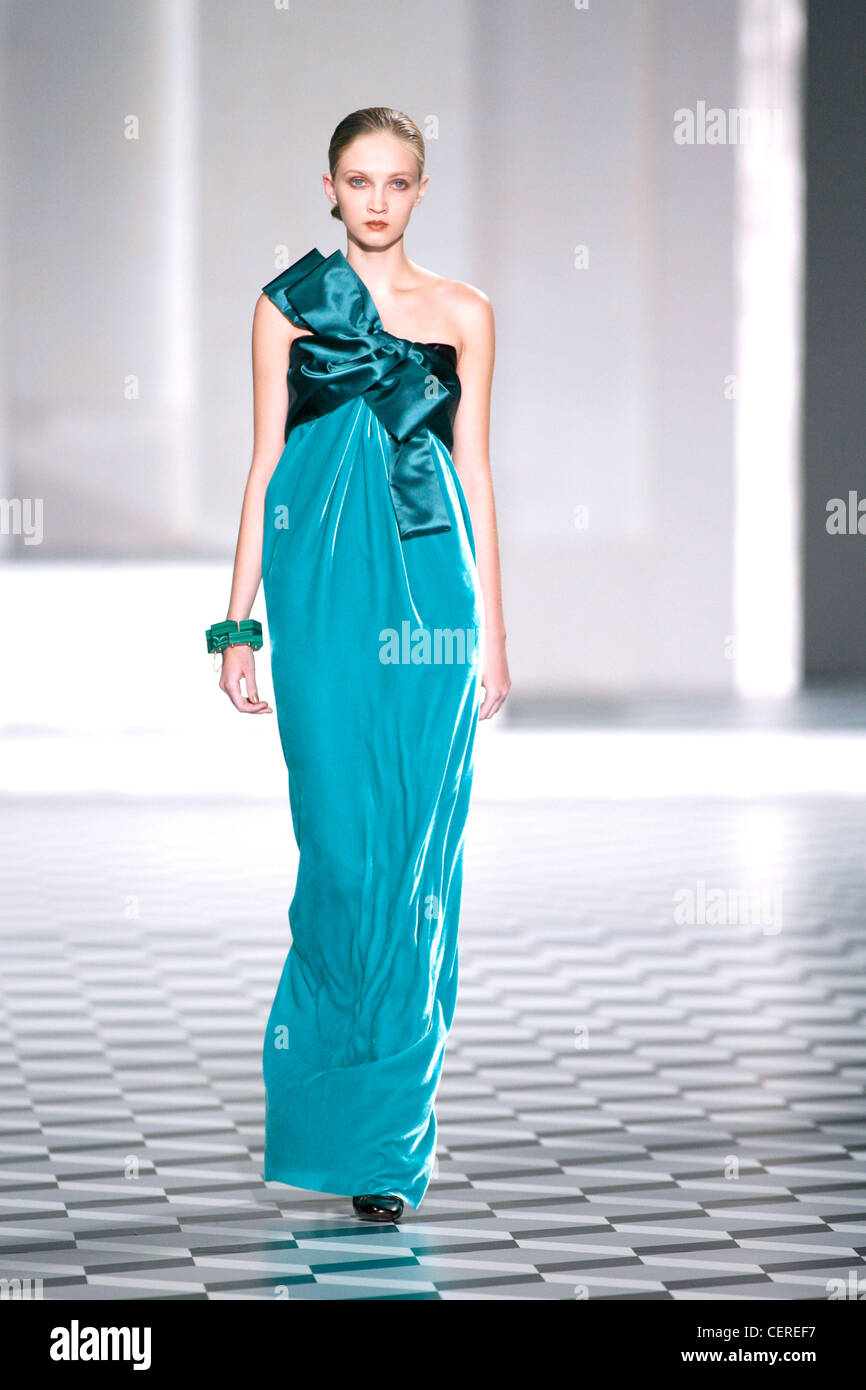 Modelo Anna Barsukova cabello rubio apagado rostro vestidos línea imperio  floorlength vestido de terciopelo azul satinado azul atada alrededor de  busto y Fotografía de stock - Alamy
