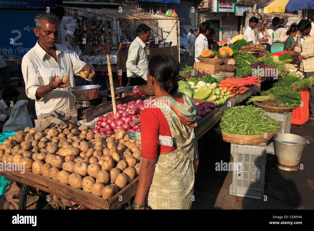 La India, Maharashtra, Mumbai, Colaba, el mercado, los alimentos, las personas, Foto de stock