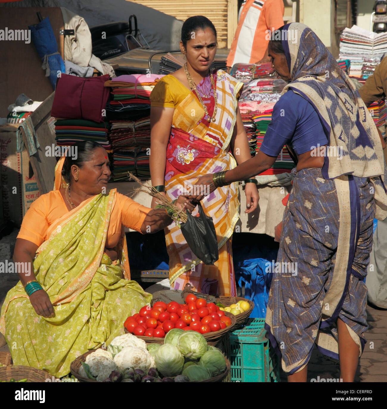 La India, Maharashtra, Mumbai, Colaba, mercado, gente, Foto de stock