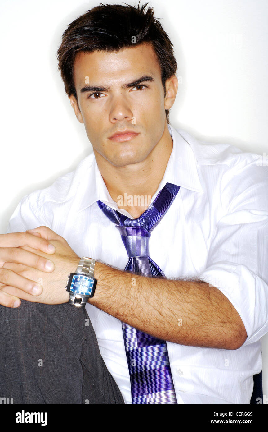 Hombres vestidos de camisa blanca, pantalón gris, corbata púrpura sentado  con las manos en la rodilla Fotografía de stock - Alamy