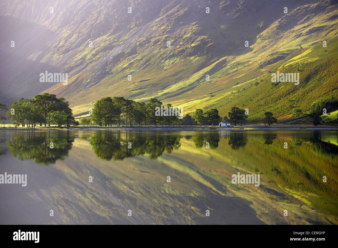 Reflexiones sobre la orilla de Buttermere al amanecer, Cumbria, distrito de Los Lagos, Cumbria, Inglaterra, Reino Unido. Foto de stock