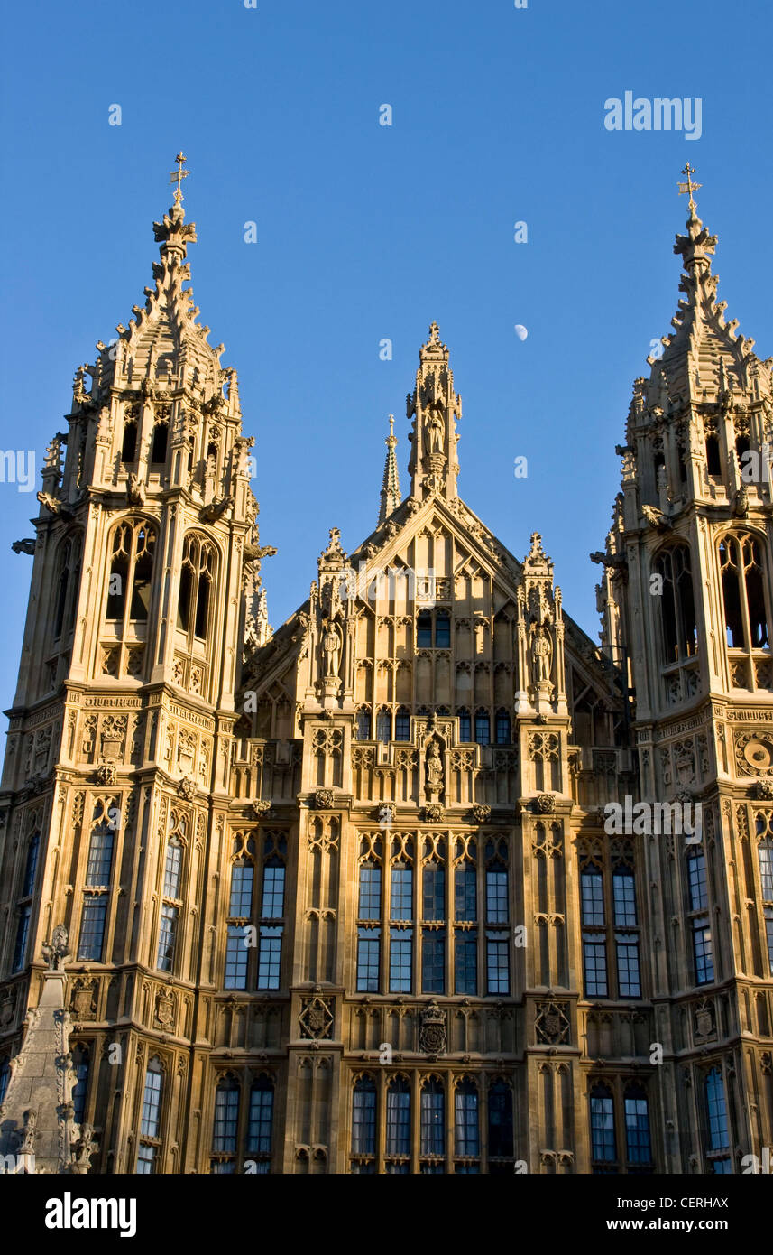 Renacimiento de la arquitectura gótica, grado 1 Casas del Parlamento, el Palacio de Westminster con luces luna Europa Londres, Inglaterra Foto de stock