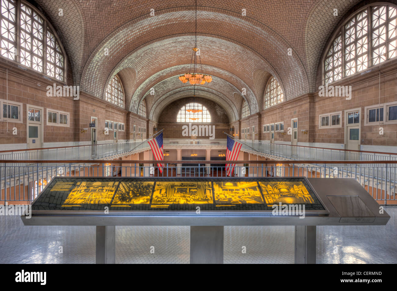 La isla Ellis sala de registro (el gran hall) desde el 2º piso, en el interior del museo de inmigración de Ellis Island. Foto de stock