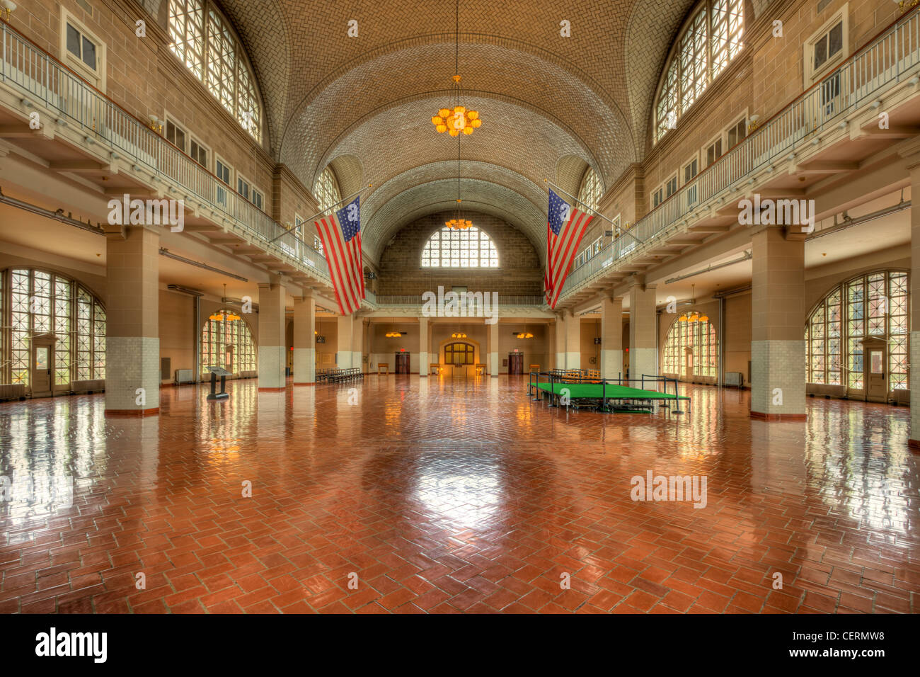 La Isla Ellis Sala de registro (el Gran Hall) en el interior del museo de inmigración de Ellis Island. Foto de stock