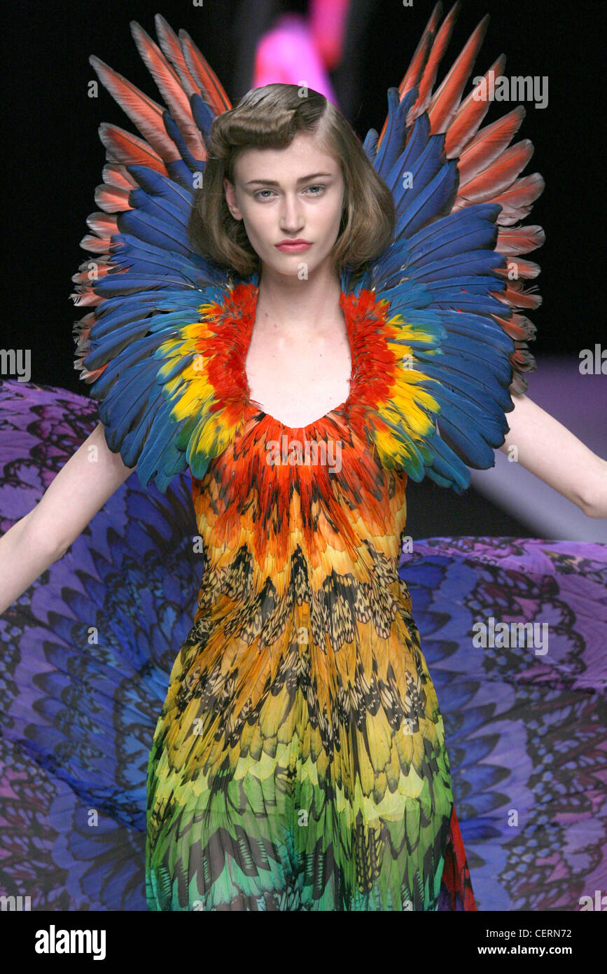 Alexander McQueen Paris listo para vestir Primavera Verano inspirada colección aves: Bouffant bob cabello, plumas de multicolores de stock - Alamy